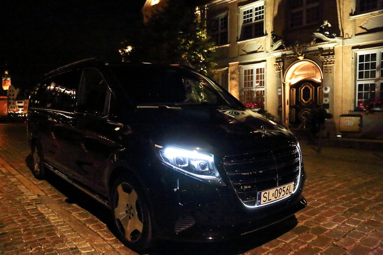 Mercedes V-Class ANMAR – przód auta z włączonymi światłami LED