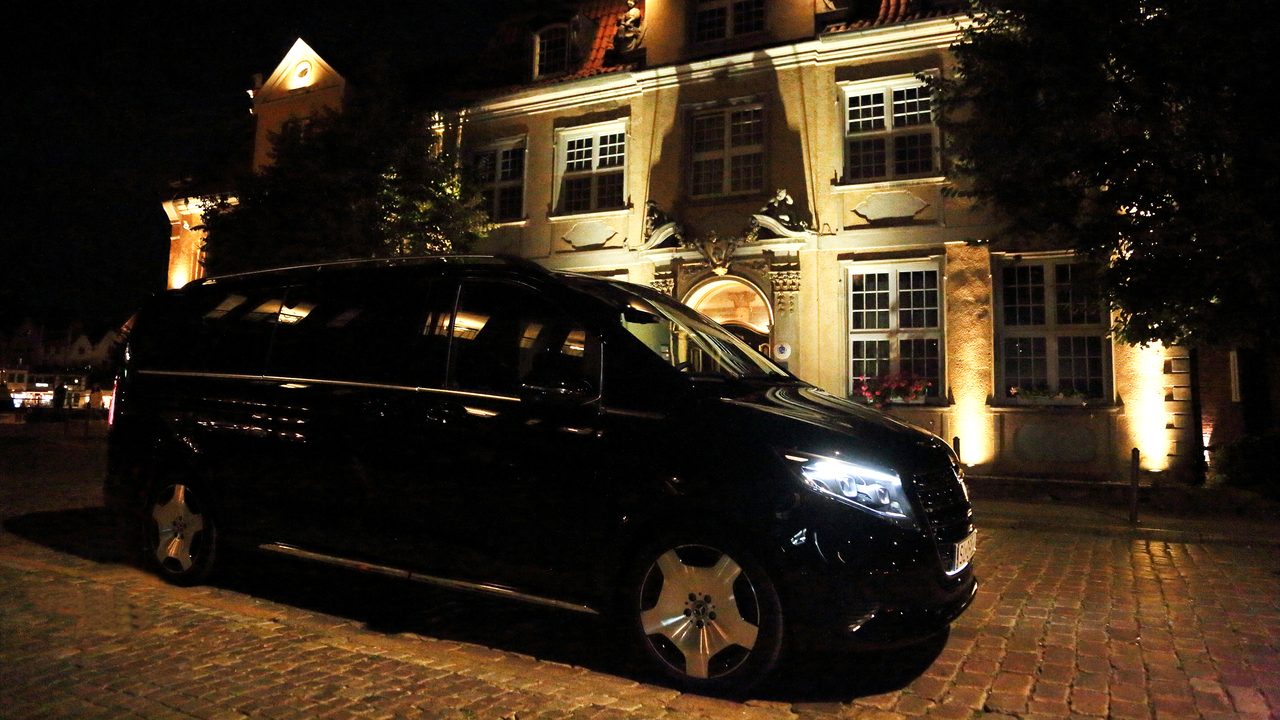 Czarny Mercedes V-Class ANMAR nocą przed zabytkową kamienicą w Gdańsku